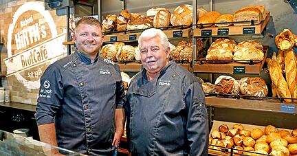 Ein Name, zwei Männer: Johannes Hirth (rechts) übergibt den Familienbetrieb an seinen Sohn Johannes Hirth. Der Seniorchef führte die Traditionsbäckerei 42 Jahre lang, die vergangenen sieben Jahre bereits gemeinsam mit seinem Sohn.
Foto: Ralf Seidel