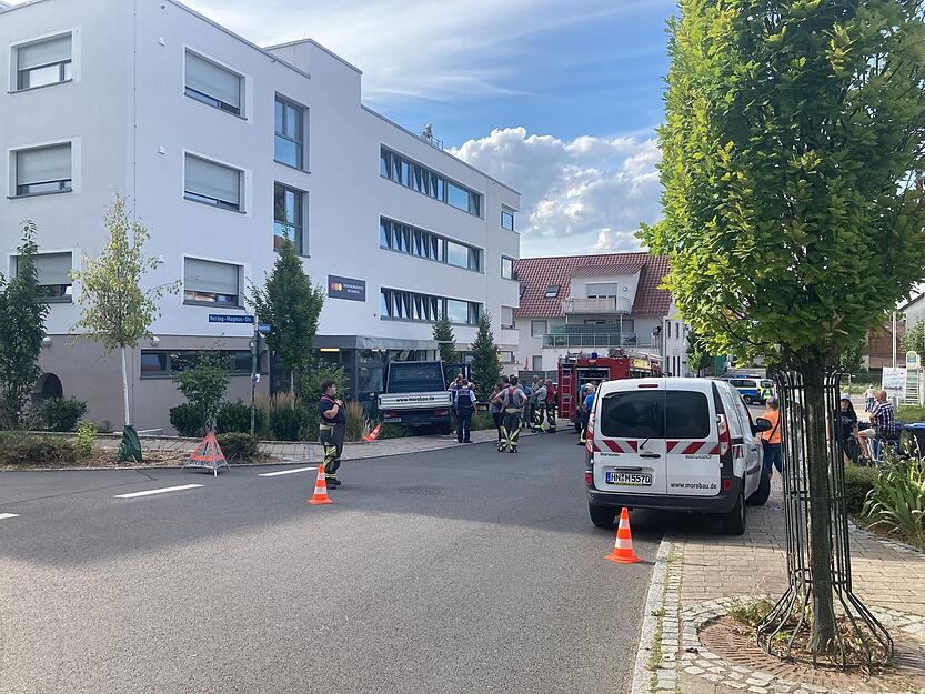 Transporter kracht in Pflegeheim