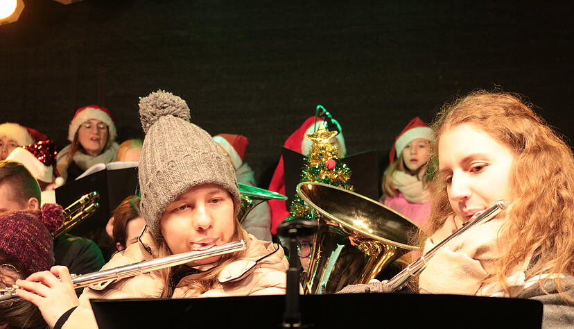 Die Stadtkapelle hat mit dem Vokalensemble am Abend musiziert - auch an den anderen Tagen gibt es Programm auf der Bühne am Schlossplatz.