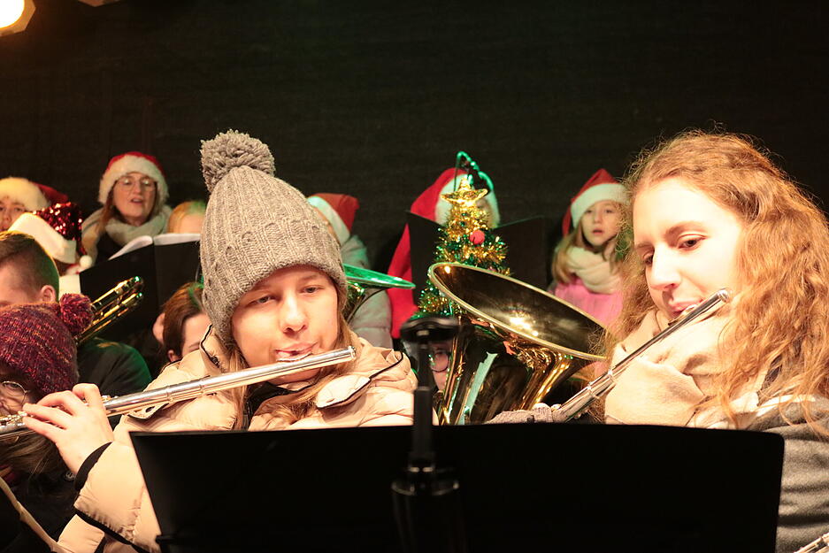 Die Stadtkapelle hat mit dem Vokalensemble am Abend musiziert - auch an den anderen Tagen gibt es Programm auf der Bühne am Schlossplatz.
