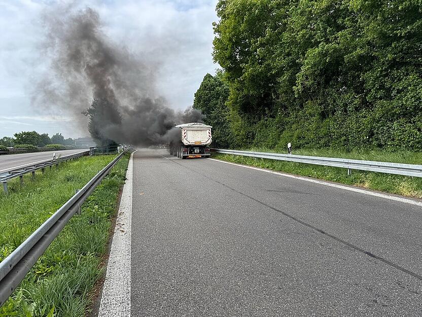 Bei dem Brand des Lkw-Aufliegers an de A81 gab es keine Verletzten.
