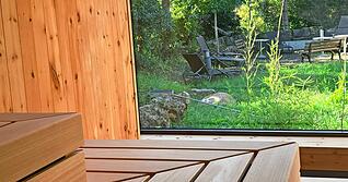 Die Panormasauna bietet schöne Ausblicke in den Garten. Dort steht auch die Finnische Sauna.