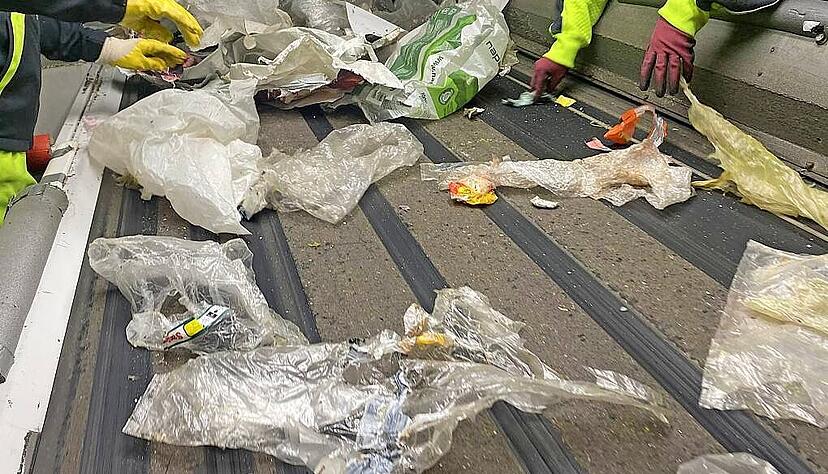 H&auml;ndische Qualit&auml;tskontrolle: Die Mitarbeitenden sortieren die Stoffe aus, die vorher durchs Raster fielen.