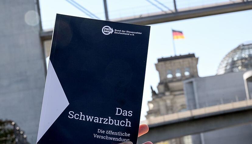 Im Schwarzbuch listet der Bund der Steuerzahler jedes Jahr Beispiele auf, wo aus seiner Sicht Steuergelder verschwendet wurden - und kritisiert unter anderem die Ausgaben des Bundestags.