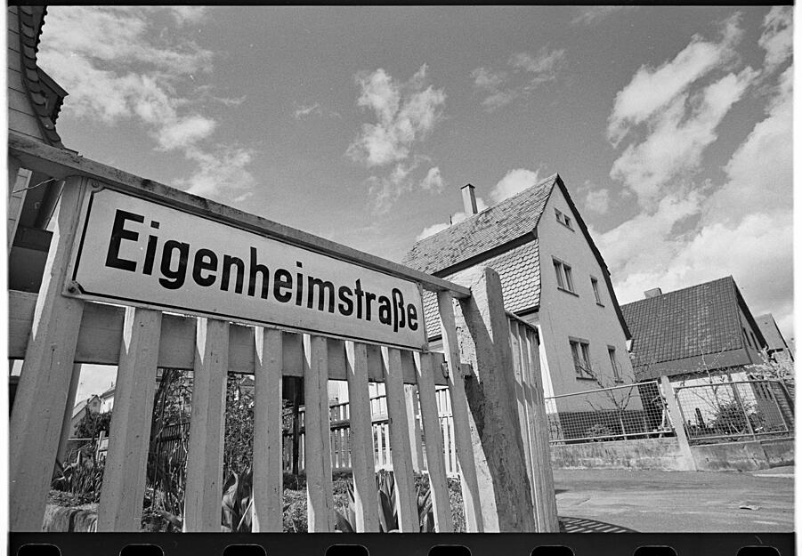Wohnen in den eigenen vier Wänden ist für viele Menschen ein großer Wunsch. Bereits 1928 ist die Straße in Heilbronn so benannt. Die Eigenheim-Baugesellschaft mbH erstellte die Gebäude. Aufnahme aus 1983.