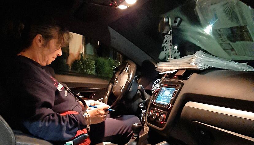 Bevor es los geht, verschafft sich Cornelia Stadler einen &Uuml;berblick &uuml;ber kurzfristige &Auml;nderungen auf ihrer langj&auml;hrigen Route.