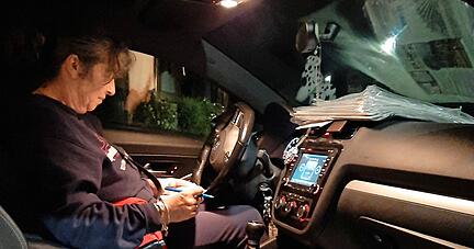 Bevor es los geht, verschafft sich Cornelia Stadler einen Überblick über kurzfristige Änderungen auf ihrer langjährigen Route. Bevor es los geht, verschafft sich Cornelia Stadler einen Überblick über kurzfristige Änderungen auf ihrer langjährigen Route.