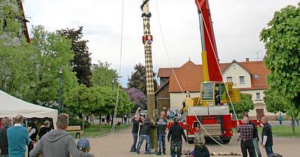 Auf dem Wüstenroter Dorfplatz wollen die spritzigen Maibaumfreunde am 30. April wieder einen großen Maibaum vor Publikum und mit Bewirtung aufstellen.
Foto: Gustav Döttling