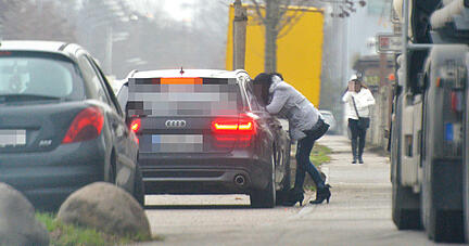 Seit 2012 gibt es in der Hafenstraße den Straßenstrich. Wegen Corona war Prostitution seit März 2020 lange verboten. Einzelne schafften den Ausstieg.
Foto: Mario Berger Seit 2012 gibt es in der Hafenstraße den Straßenstrich. Wegen Corona war Prostitution seit März 2020 lange verboten. Einzelne schafften den Ausstieg.
Foto: Mario Berger