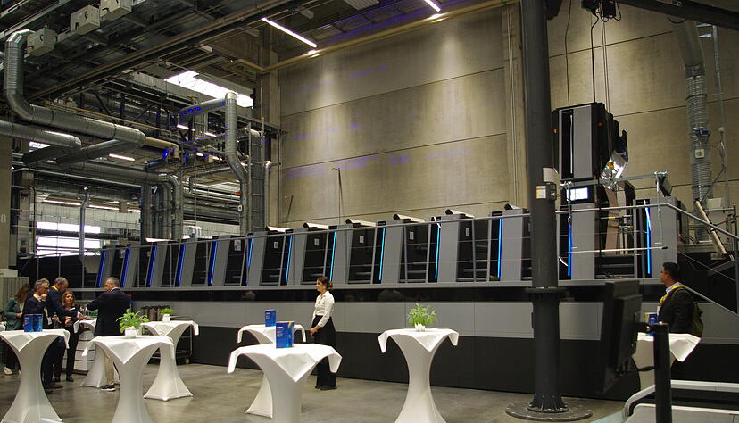 Die riesige Speedmaster erstreckt sich quer durch die f&uuml;r den Festakt umgebaute Halle.