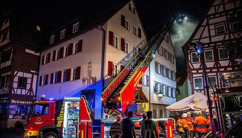Feuerwehrleute sind am 7. August 2017 in Markgröningen (Baden-Württemberg) bei einem Brand in einer Sozialunterkunft im Einsatz. Foto: dpa Feuerwehrleute sind am 7. August 2017 in Markgröningen (Baden-Württemberg) bei einem Brand in einer Sozialunterkunft im Einsatz. Foto: dpa