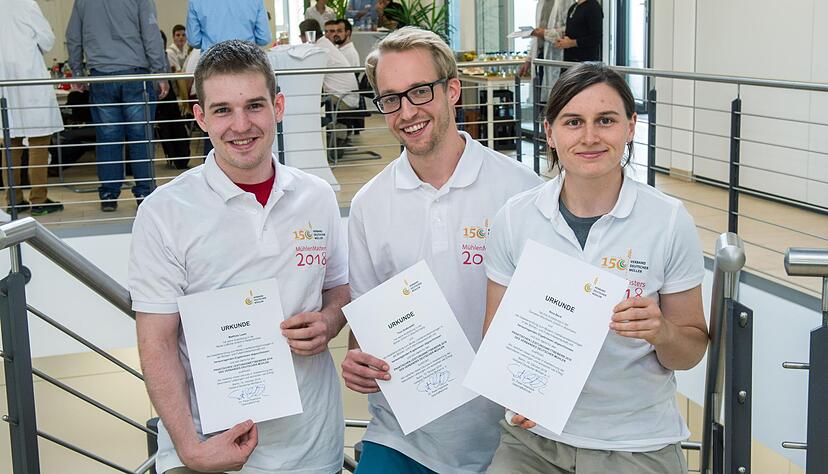 Der Dritte, der Zweite und die Erste: Matthias Lauer (v.l.), Tino Grabowski und Nina Beck haben beim Mühlen Masters in Bad Wimpfen die Aufgaben rund ums Mehl mit dem größten Erfolg gelöst. 
Foto: Mario Berger