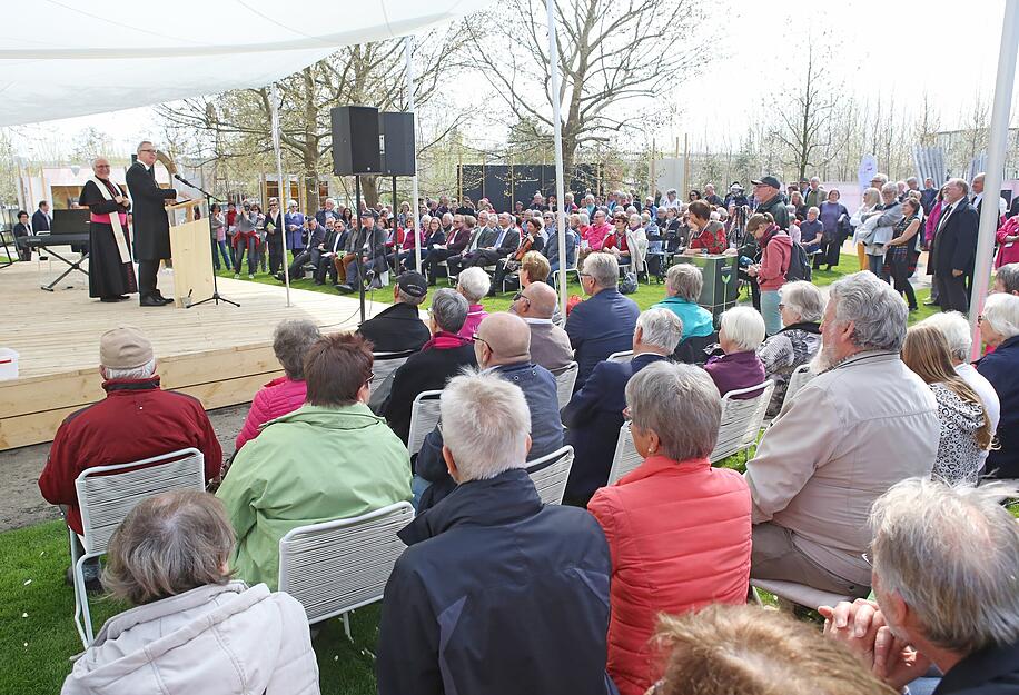 17. April. Der evangelische Landesbischof Frank Otfried July und der Bischof der Diözese Rottenburg-Stuttgart, Gebhard Fürst, eröffnen den Kirchengarten auf dem Buga-Gelände.