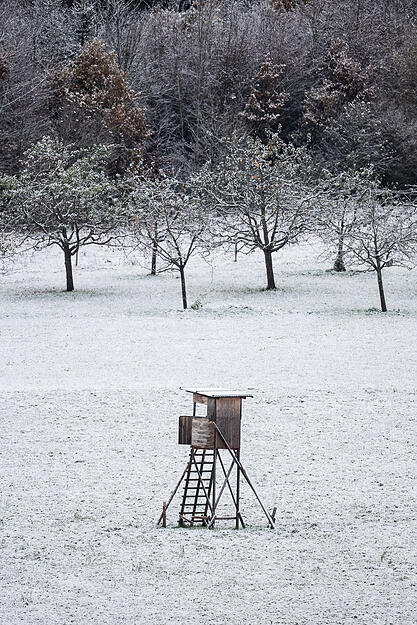 Ein Hochsitz steht auf einer schneebedeckten Wiese bei Rottweil.