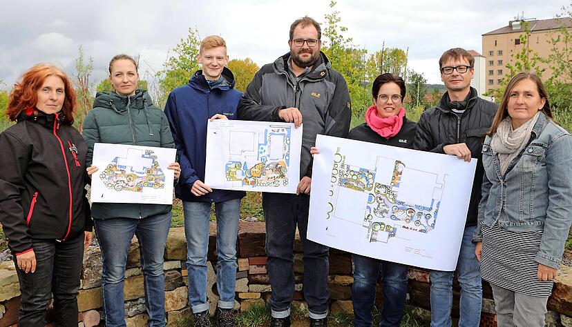 Vertreter der Gewinner-Einrichtungen haben im Buga-Schaugarten des Vereins Naturgarten Materialien für eigene Erlebnis-Spielräume abgeholt.
Foto: Matthias Heibel