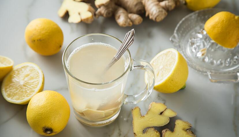 Ingwertee lässt sich pur genießen - oder mit Zitrone aromatisieren. Ingwertee lässt sich pur genießen - oder mit Zitrone aromatisieren.