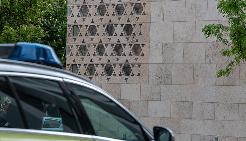Vor der Synagoge in Ulm steht ein Polizeiauto. Vor der Synagoge in Ulm steht ein Polizeiauto.