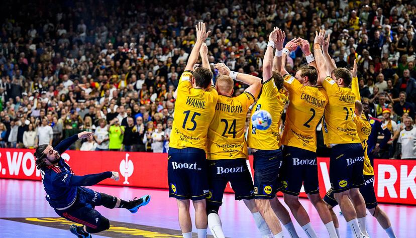 Elohim Prandi (l) rettete die Franzosen mit einem Freiwurf in letzter Sekunde in die Verlängerung. Elohim Prandi (l) rettete die Franzosen mit einem Freiwurf in letzter Sekunde in die Verlängerung.