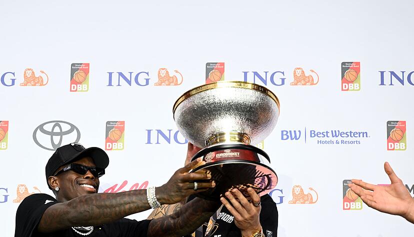 Schr&ouml;der brachte die Troph&auml;e auf die B&uuml;hne.