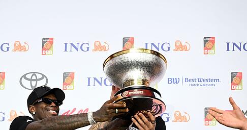 Schröder brachte die Trophäe auf die Bühne.