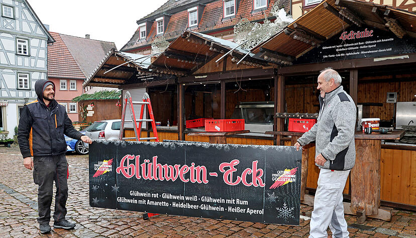 Alex Wilad (links) und Thomas Buck sorgen dafür, dass bis Freitag für die Weihnachtsmarktgäste alles vorbereitet ist.