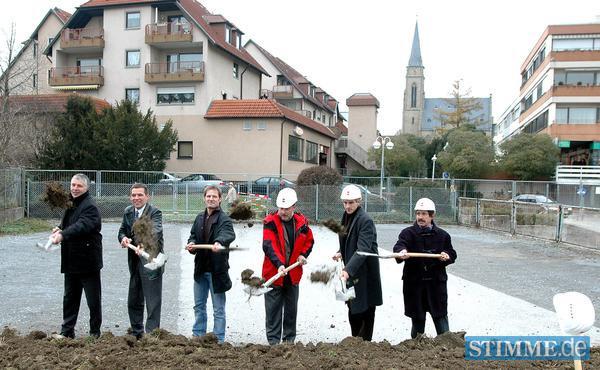 25.11.2005 Baustart am Bad Rappenauer Stadtcarr&eacute;. Mit dem symbolischen Spatenstich von Oberb&uuml;rgermeister Heribert Bl&auml;ttgen, Bauherr Joachim Kruck (v.l.) und den Planern geht das elf Millionen Euro teure Gro&szlig;vorhaben in die Realisierungphase &uuml;ber.