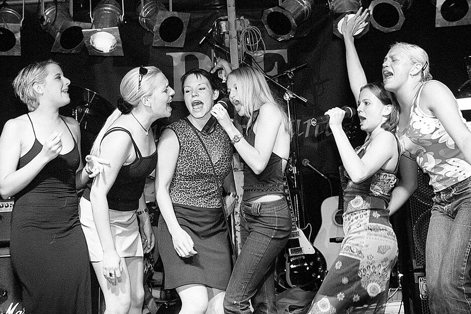 Gesangseinlagen auf der Seefest-Bühne: Die mehrtägige Veranstaltung auf der Böckinger Viehweide stand schon damals für Musik und Spaß.