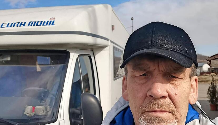 Am Steuer sitzt Manfred Bertleff: Der 59-jährige Waldenburger vor seinem Caravan, den er extra für die Fluchthilfe gekauft hat. Weitere Touren sind schon geplant. Am Steuer sitzt Manfred Bertleff: Der 59-jährige Waldenburger vor seinem Caravan, den er extra für die Fluchthilfe gekauft hat. Weitere Touren sind schon geplant.