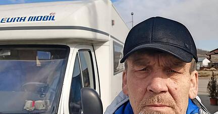 Am Steuer sitzt Manfred Bertleff: Der 59-j&auml;hrige Waldenburger vor seinem Caravan, den er extra f&uuml;r die Fluchthilfe gekauft hat. Weitere Touren sind schon geplant.