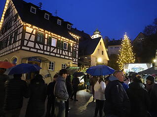 Stimmungsvolles Adventsambiente auf dem Weihnachtsmarkt in Forchtenberg mit Lichtern und festlicher Dekoration.