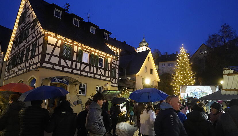 Stimmungsvolles Adventsambiente auf dem Weihnachtsmarkt in Forchtenberg mit Lichtern und festlicher Dekoration.