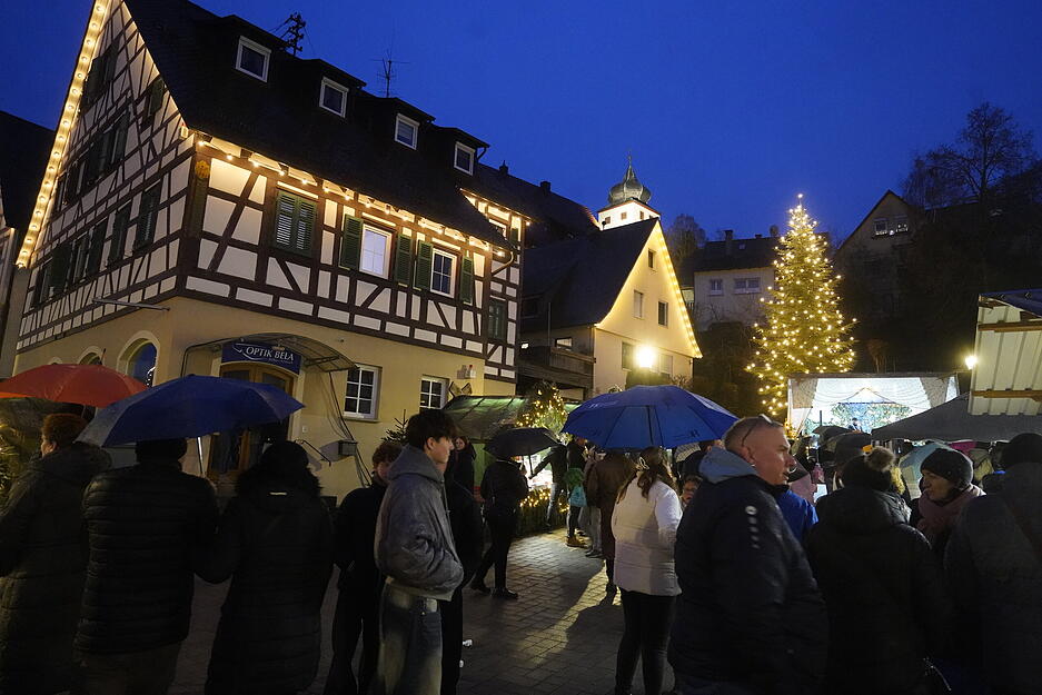 Stimmungsvolles Adventsambiente auf dem Weihnachtsmarkt in Forchtenberg mit Lichtern und festlicher Dekoration.