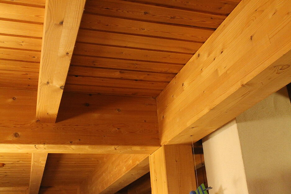 Die tragenden Balken sind im Inneren zu sehen.