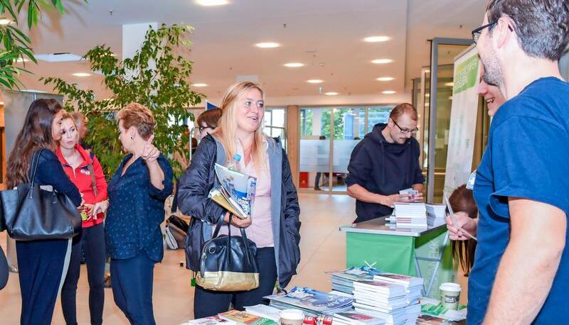 Info in Hülle und Fülle gab es beim Markt der Möglichkeiten. Und − wichtig − Eintrittsbändel für die Erstsemesterparty. Info in Hülle und Fülle gab es beim Markt der Möglichkeiten. Und − wichtig − Eintrittsbändel für die Erstsemesterparty.