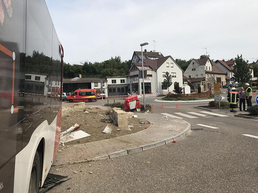 Der Bus fuhr weiter in den Kreisverkehr. Dort verlor der Fahrer nach ersten Erkenntnissen der Polizei die Kontrolle über den Bus.