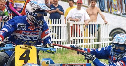 Die Brüder aus Weißbach wurden auf ihrer 199 Kilo schweren Maschine mit 650 Kubikzentimetern und rund 73 PS fünf Mal deutscher Meister und Vizeweltmeister. Die Brüder aus Weißbach wurden auf ihrer 199 Kilo schweren Maschine mit 650 Kubikzentimetern und rund 73 PS fünf Mal deutscher Meister und Vizeweltmeister.