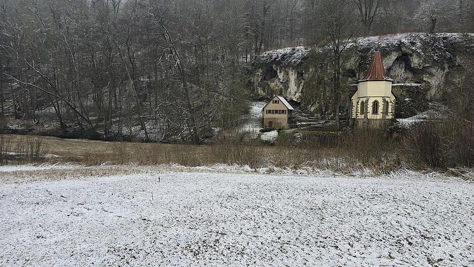 Die Autofahrerin war gegen 18.45 Uhr mit ihrem Toyota Auris auf der B19 von Hohebach in Richtung Dörzbach unterwegs gewesen, als sie auf schneeglatter Straße ein entgegenkommendes Auto streifte. Auf Höhe der Kapelle St. Wendel soll sie von der Straße abgekommen sein. Die Autofahrerin war gegen 18.45 Uhr mit ihrem Toyota Auris auf der B19 von Hohebach in Richtung Dörzbach unterwegs gewesen, als sie auf schneeglatter Straße ein entgegenkommendes Auto streifte. Auf Höhe der Kapelle St. Wendel soll sie von der Straße abgekommen sein.