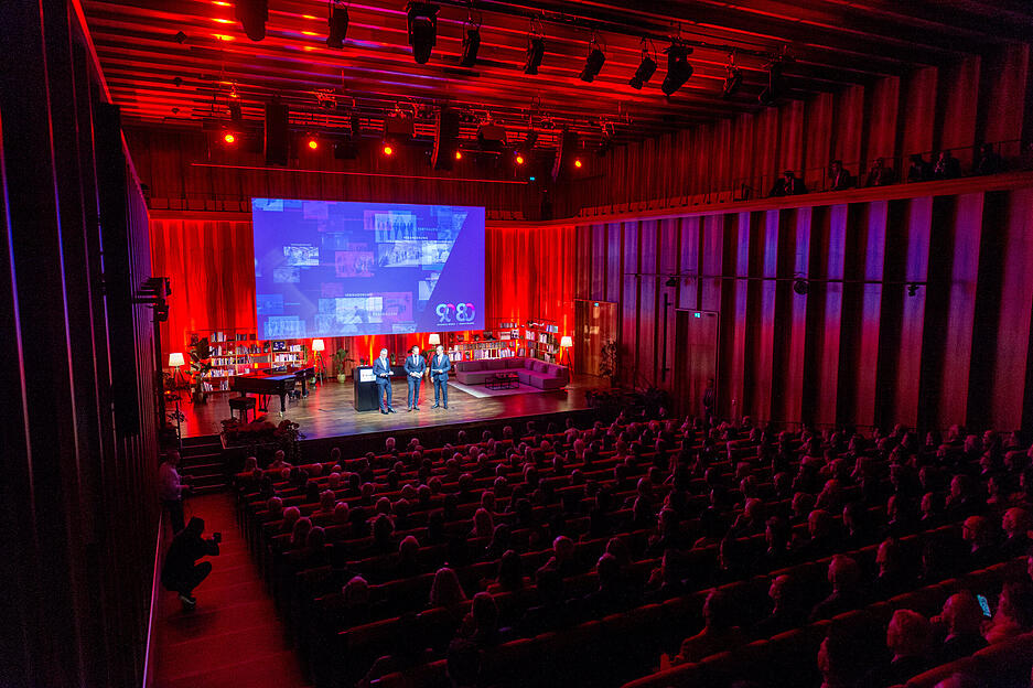 Seinen 90. Geburtstag hat Reinhold Würth am Ostersonntag zunächst im Kreis der Familie gefeiert. Am Dienstag folgte der offizielle Festakt mit Gästen aus Politik, Wirtschaft und Kultur. Seinen 90. Geburtstag hat Reinhold Würth am Ostersonntag zunächst im Kreis der Familie gefeiert. Am Dienstag folgte der offizielle Festakt mit Gästen aus Politik, Wirtschaft und Kultur.