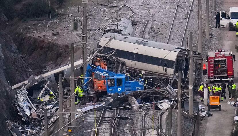 Tr&uuml;mmer und von der Gewalt der Kollision zweier Hochgeschwindigkeitsz&uuml;ge v&ouml;llig zerst&ouml;rte Schienen im S&uuml;den Spaniens.