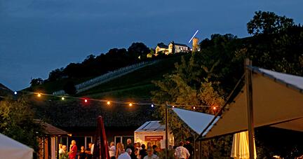 Die idyllische Lage am Wartberghang verleiht dem Wengertfescht eine besonders heimelige Atmosphäre. Bis zum Samstagabend wird gefeiert. Die idyllische Lage am Wartberghang verleiht dem Wengertfescht eine besonders heimelige Atmosphäre. Bis zum Samstagabend wird gefeiert.