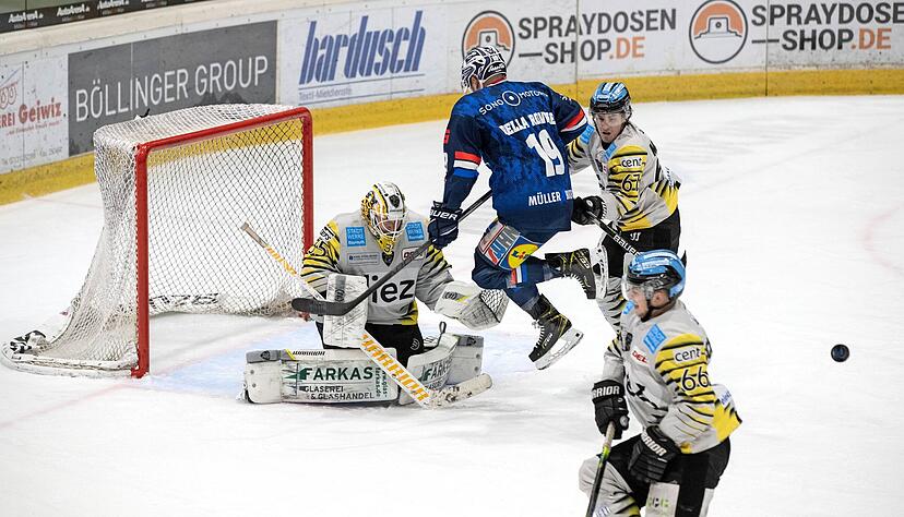 Stefan Della Rovere (re.) vergibt hier vor Tigers-Goalie Timo Herden eine von vielen Torchancen der Falken. Stefan Della Rovere (re.) vergibt hier vor Tigers-Goalie Timo Herden eine von vielen Torchancen der Falken.