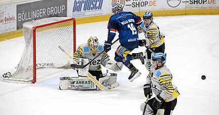 Stefan Della Rovere (re.) vergibt hier vor Tigers-Goalie Timo Herden eine von vielen Torchancen der Falken. Stefan Della Rovere (re.) vergibt hier vor Tigers-Goalie Timo Herden eine von vielen Torchancen der Falken.