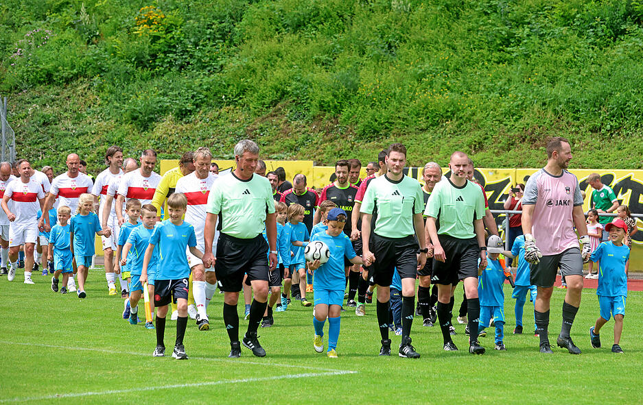 Der VfB Stuttgart gewann gegen das Jako Dreamteam eindrucksvoll mit 12:3. Der VfB Stuttgart gewann gegen das Jako Dreamteam eindrucksvoll mit 12:3.