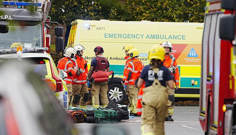 Auf Bildern vom Ort des Geschehens waren zahlreiche Rettungswagen und schwer bewaffnete Polizisten zu sehen.