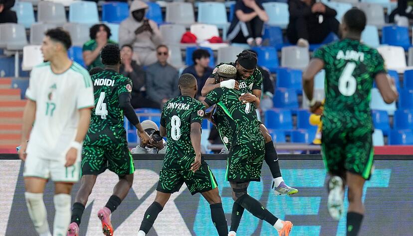 Victor Osimhen jubelt gemeinsam mit seinen Mitspielern nach seinem Tor zum 0:1.