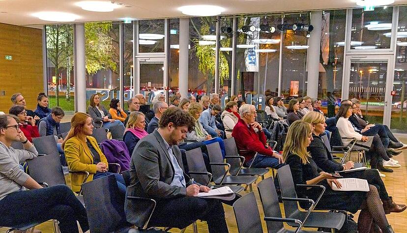 Um die Unterrichtsversorgung ging es auf dem Bildungscampus in Heilbronn. Gekommen waren Lehrer und Vertreter von Schulamt sowie Ausbildungsseminar.
Foto: J&uuml;rgen H&auml;ffner