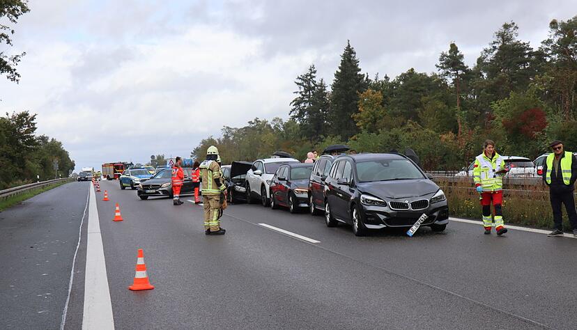 Vier Menschen wurden bei dem Unfall auf der A5 verletzt.