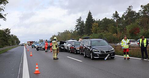 Vier Menschen wurden bei dem Unfall auf der A5 verletzt.