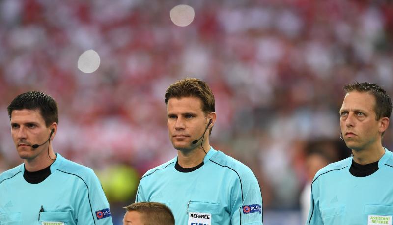 Der deutsche WM-Schiedsrichter Felix Brych (M) und seine Assistenten Stefan Lupp (l) und Mark Borsch. Foto: Federico Gambarini Der deutsche WM-Schiedsrichter Felix Brych (M) und seine Assistenten Stefan Lupp (l) und Mark Borsch. Foto: Federico Gambarini