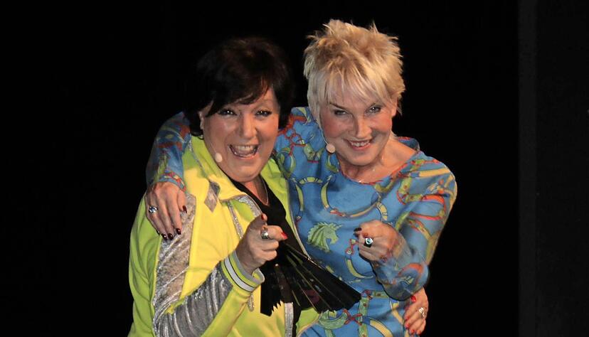 Petra Binder (rechts) und Doris Reichenauer treten den Wechseljahren entschlossen entgegen − und treffen dabei auf Zustimmung im Publikum.
Foto: Sandra Andrés Petra Binder (rechts) und Doris Reichenauer treten den Wechseljahren entschlossen entgegen − und treffen dabei auf Zustimmung im Publikum.
Foto: Sandra Andrés
